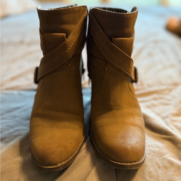 Size 8 1/2 gently worn Bongo brand bootie with heel - Picture 2 of 5